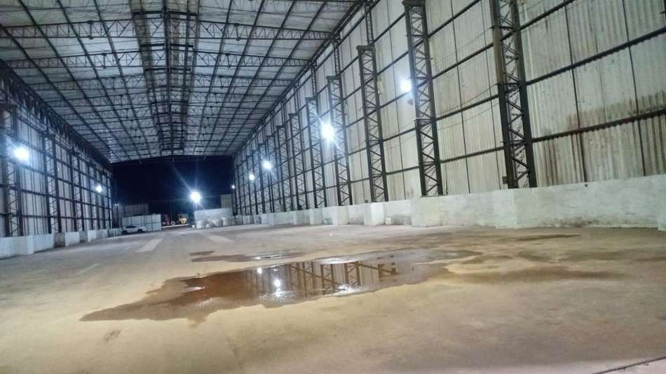 Amplo armazém fechado