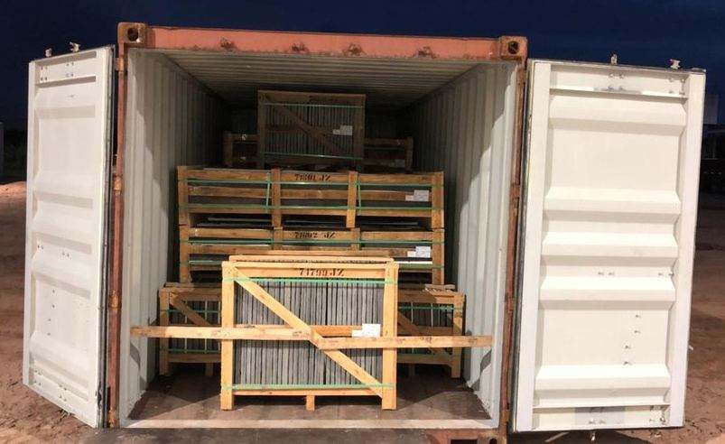Container sendo carregado com carga paletizada