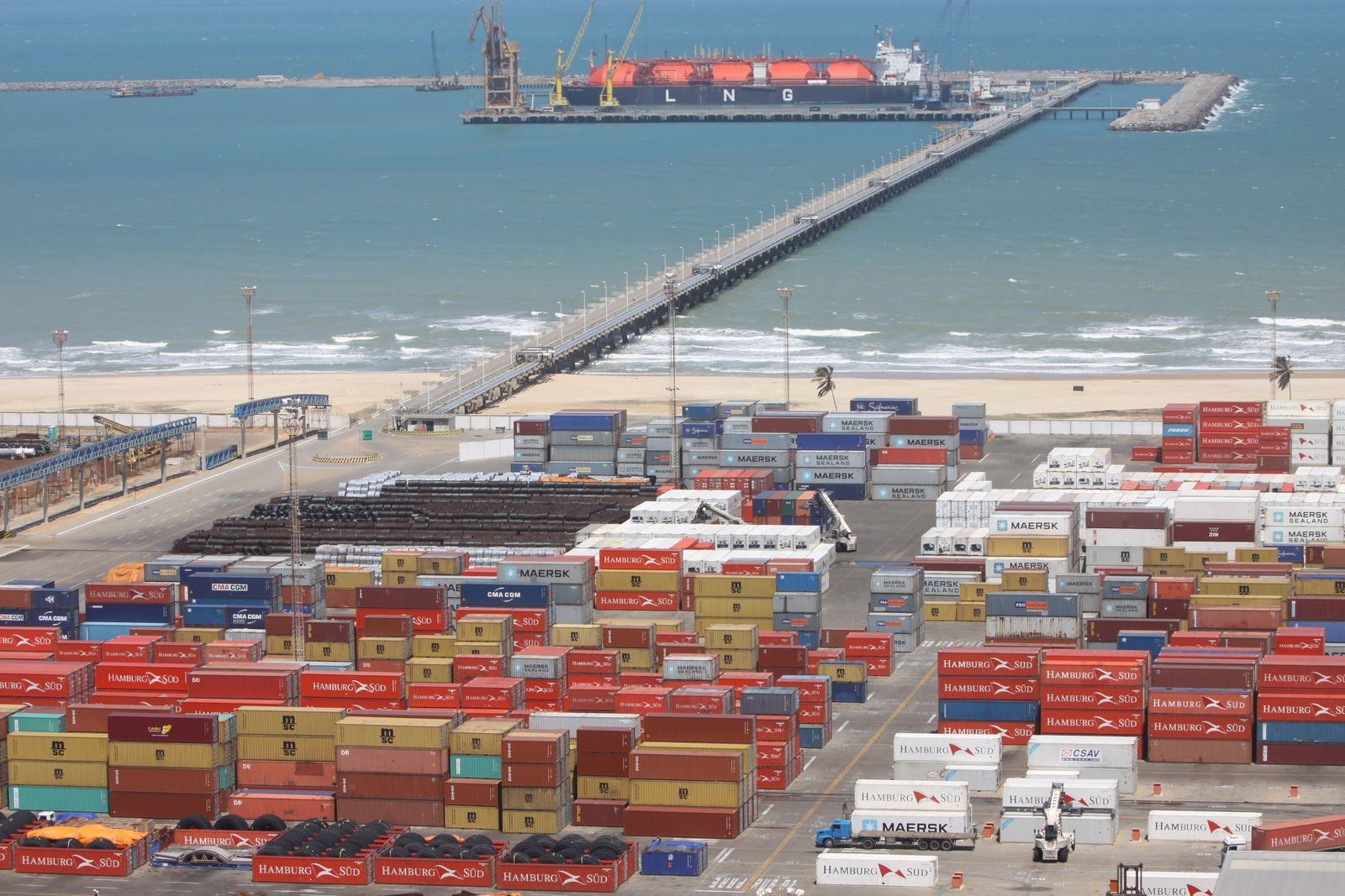 Terminal portuário com navio de GNL ao fundo