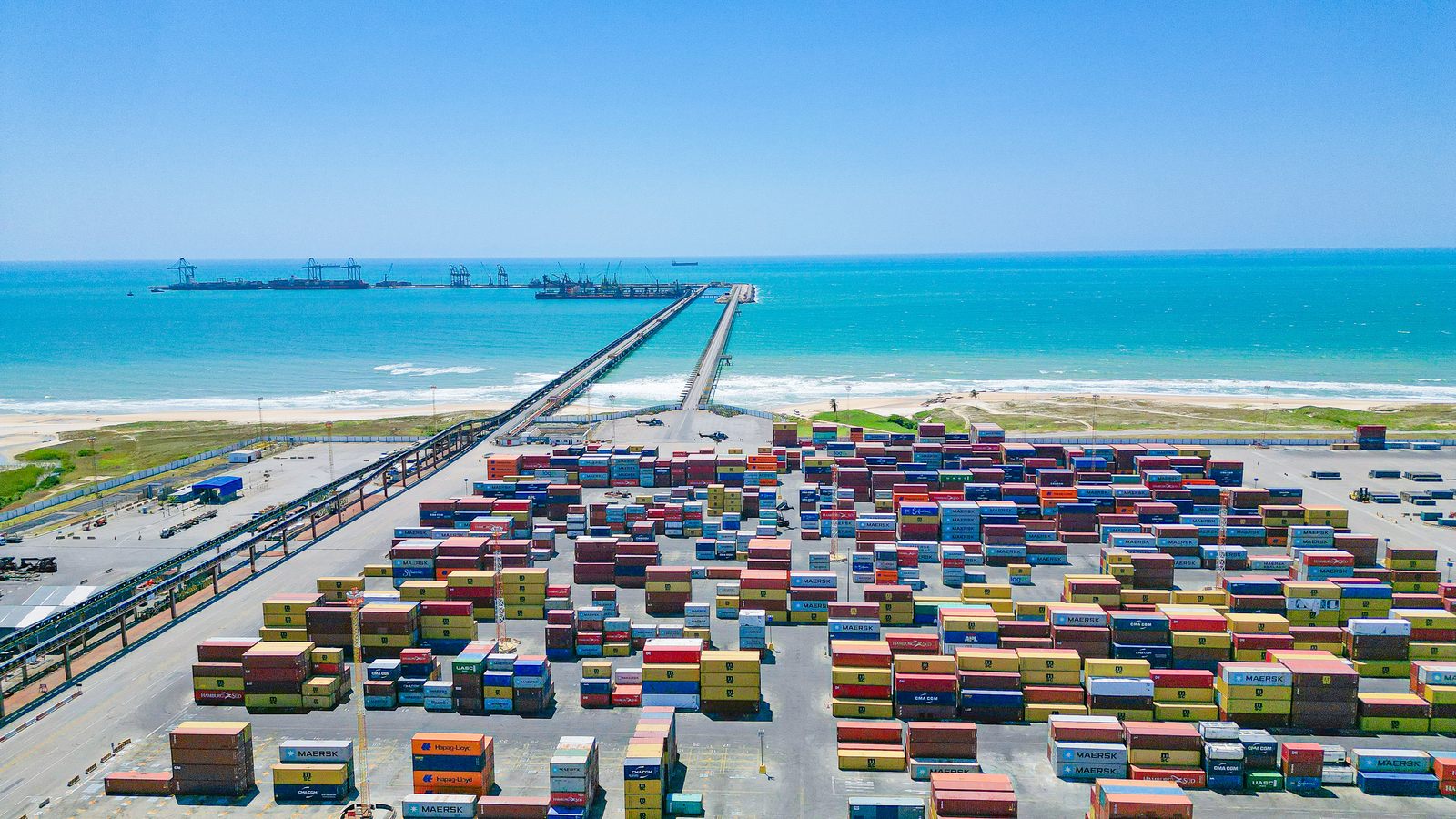 Pátio portuário de containers visto do alto